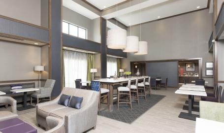 Hampton-inn-Michigan-city-lobby