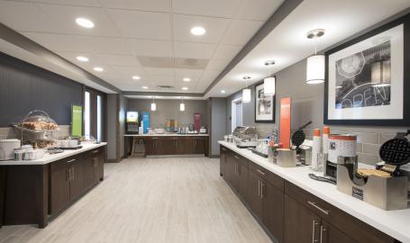 Hampton-inn-michigan-city-breakfast-area