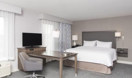 hampton-inn-michigan-city-king-room