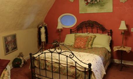 Thyme for Bed and Breakfast Lowell orange room