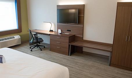 Holiday Inn Express merrillville room