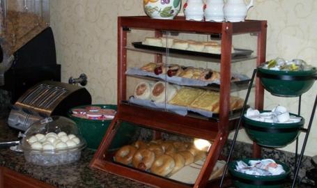 Country Inn and Suites Merrilllville Hotel breakfast