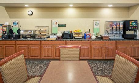 Country Inn and Suites Merrilllville Hotel breakfast tables