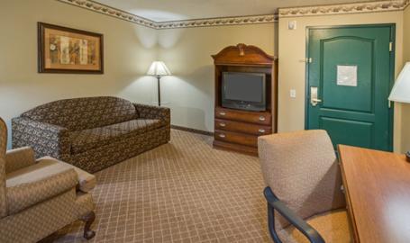 Country Inn and Suites Merrilllville Hotel room living area