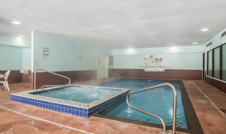 Quality Inn Hotel Merrillville Pool