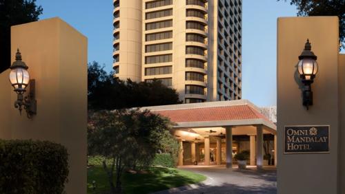 An image of the courtyard and entrance at the Omni hotel in Irving, Texas.