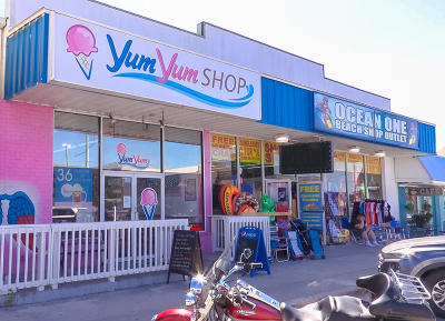 Beach and Ice cream shop in Garden City Beach