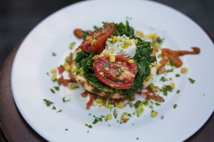 Flatbread with spinach and tomatoes on top