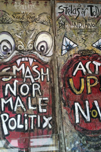 A close up of the writing on the Berlin Wall