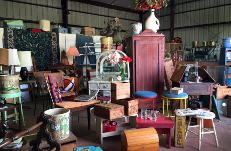 Jan's Antiques Garage