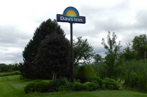 Days Inn Sign