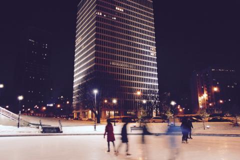 Dipicts open are ice skating park in the city