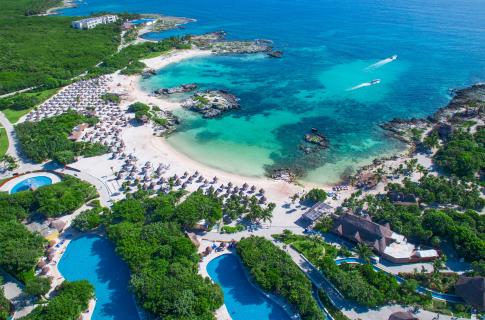 Aérea piscina tranquila & playa.jpg