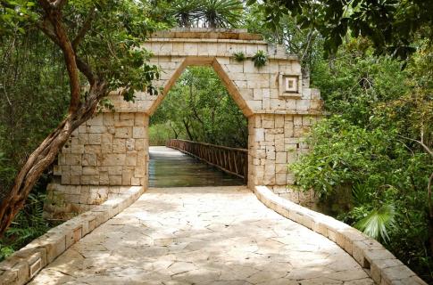 CataloniaRoyalTulum_Grounds[1].jpg