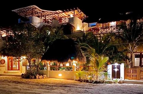 Frente del hotel - noche