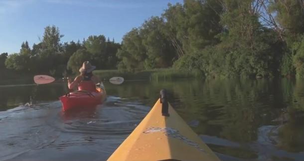 2 people kayaking the Thames River