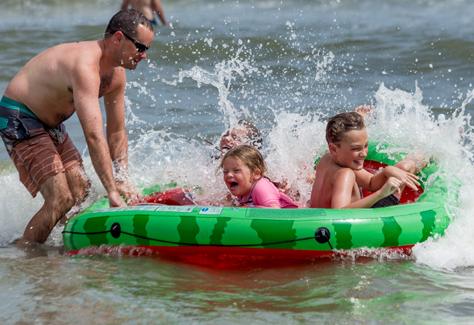 1548867676.r9F4.Family-in-Ocean-OIB.jpg