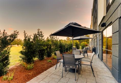 Fairfield by Marriott_patio