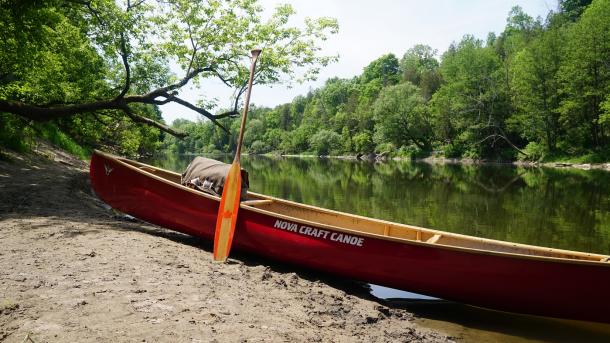 canoe by thames river