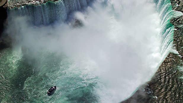 Maid of the Mist boat in the center of Niagara Falls