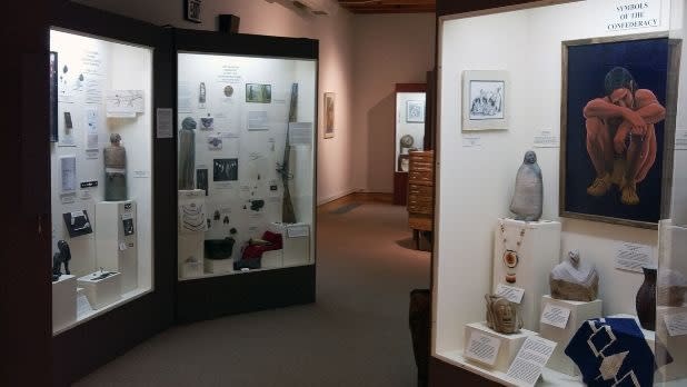 Displays of Native American artifacts at Iroquois Indian Museum