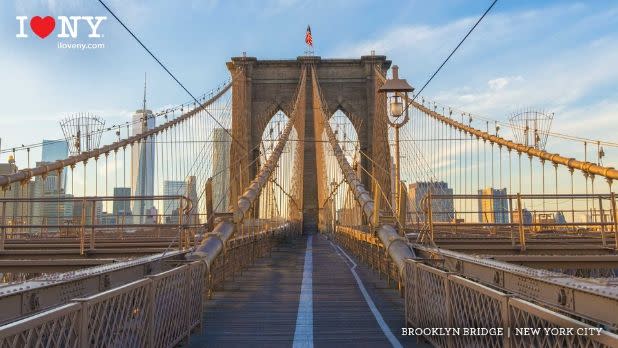 A view from the pedestrian walkway of the Brooklyn Bridge