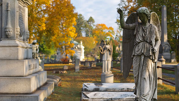 Graves and statues at Sleepy Hollow Cemetery