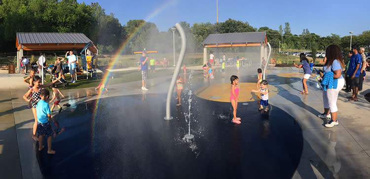 Kids playing in the Roe Park Splash Pad 