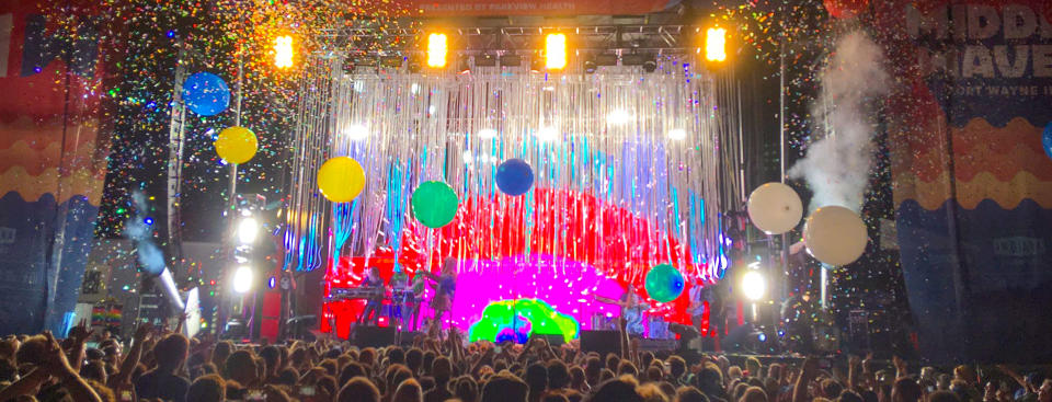 The Flaming Lips play Middle Waves in 2016