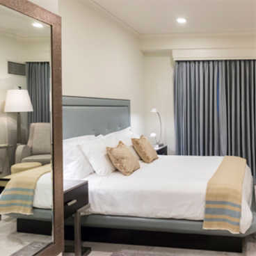 Habitación Deluxe con cama extragrande, limpia y moderna