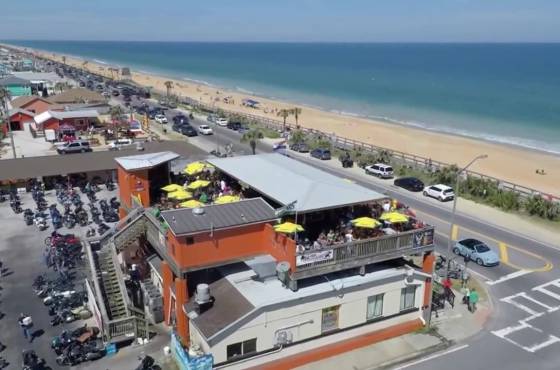 Finns Beachside Pub