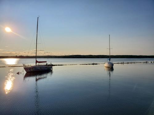 canandaigua-lake-still-water