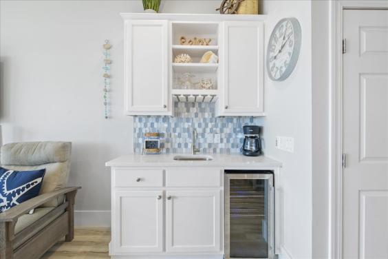 Fabulous wet bar!