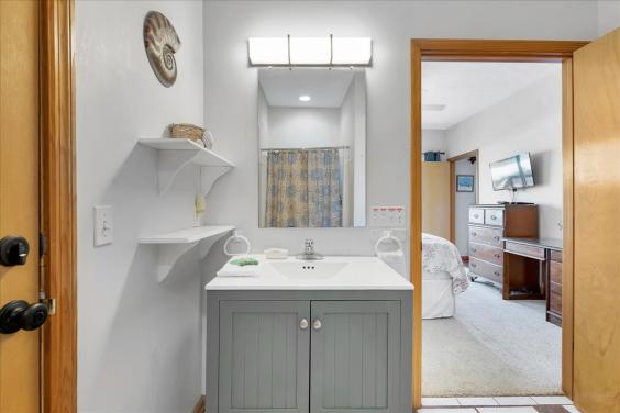 Master bathroom 1
