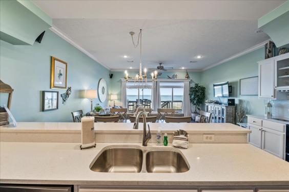 Beautiful, open kitchen