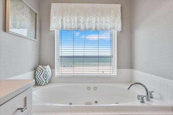 Whirlpool tub in Gulf front master