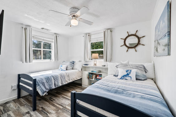 Guest bedroom with two twins!