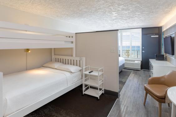 Standard 1 King Room / 1 Bunk Bed / Oceanfront