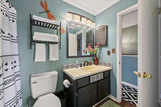 Upstairs full bathroom!