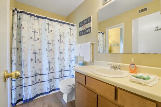 Upstairs full bathroom