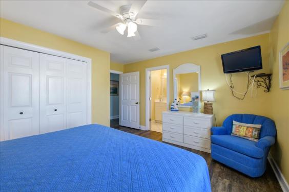 Second roadside bedroom with private bath!