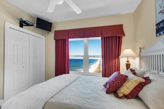 Stunning 2nd master with a view of the ocean and beach, flat screen tv & dvd player!