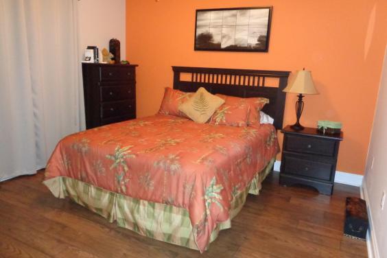 Second bedroom w/queen bed, flat screen tv, private bath with tub