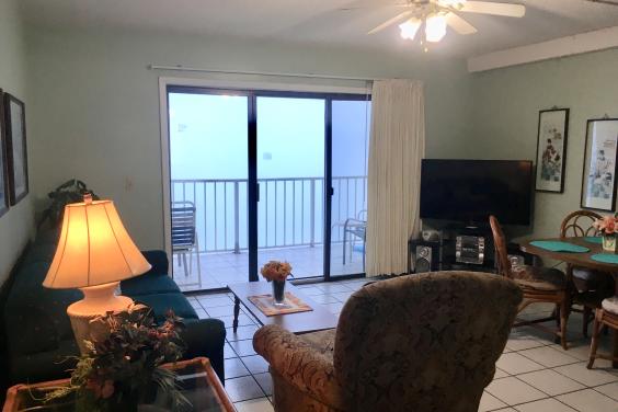 Ocean Front Living Room W 50? TV and free WIF