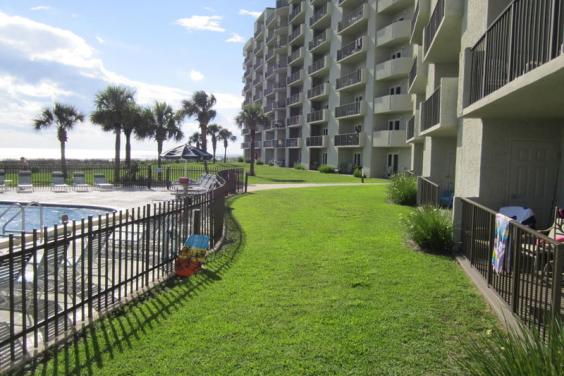 YES! WE HAVE A GRASSY FRONT YARD AT MOONSPINNER 110!
