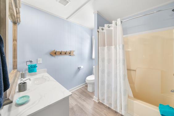 2nd floor Bathroom