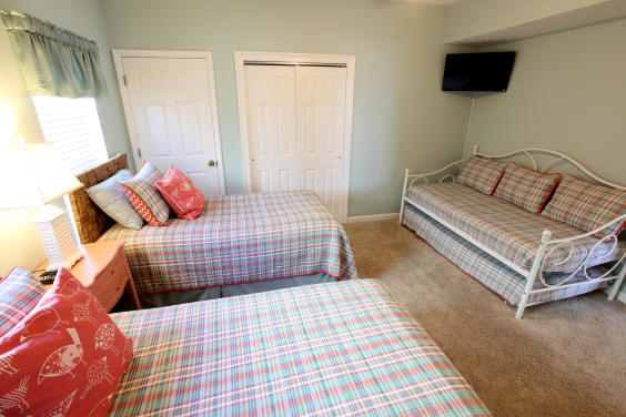 Guest Bedroom - Three Twins Beds and Twin Trundle