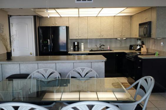 T21006 - Kitchen Area with Breakfast Bar