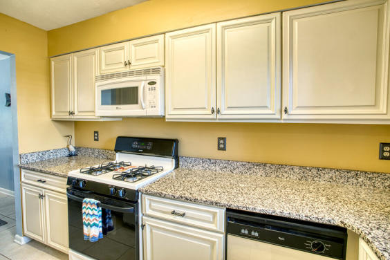 Fully equipped kitchen makes it easy to whip up a meal!