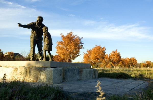 A Tribute to Jack Nicklaus scultupre in front of fall foilage.